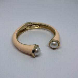 𝅺Vintage enamel faux pearls cuff hinge bracelet costume jewelry designer look.